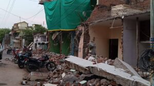 Banda News: बांदा में सड़क चौड़ीकरण के नाम उजाड़ दिया आशियाना