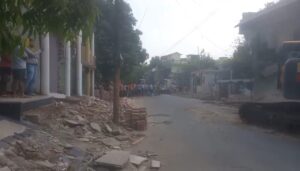Banda News: बांदा में सड़क चौड़ीकरण के नाम उजाड़ दिया आशियाना