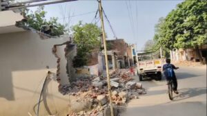 Banda News: बांदा में सड़क चौड़ीकरण के नाम उजाड़ दिया आशियाना