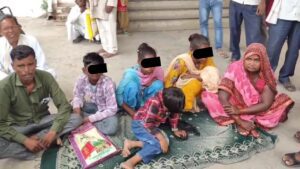 Pilibhit News
पीलीभीत में जमीन के लिए परिवार के साथ तहसील मे भूख हड़ताल पर बैठी महिला