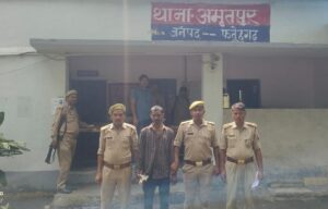 “फर्रुखाबाद: 🧨देशी शराब के ठेके से तमंचा बरामद! ठेके का नया ऑफर — ‘Buy One Peg, Get One Gun’”