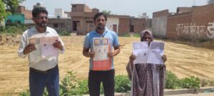 Firozabad Land Grab: प्लॉटों पर बुलडोजर चलाकर कब्जा करने की कोशिश, भड़का लोगों का गुस्सा