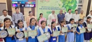 ‘Plastic हटाओ, पेड़ लगाओ’ का संदेश