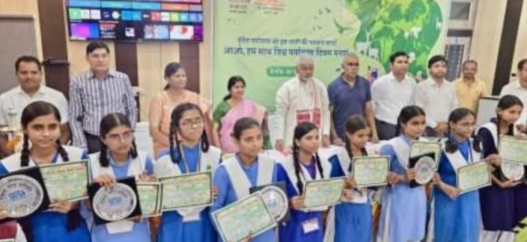 ‘Plastic हटाओ, पेड़ लगाओ’ का संदेश