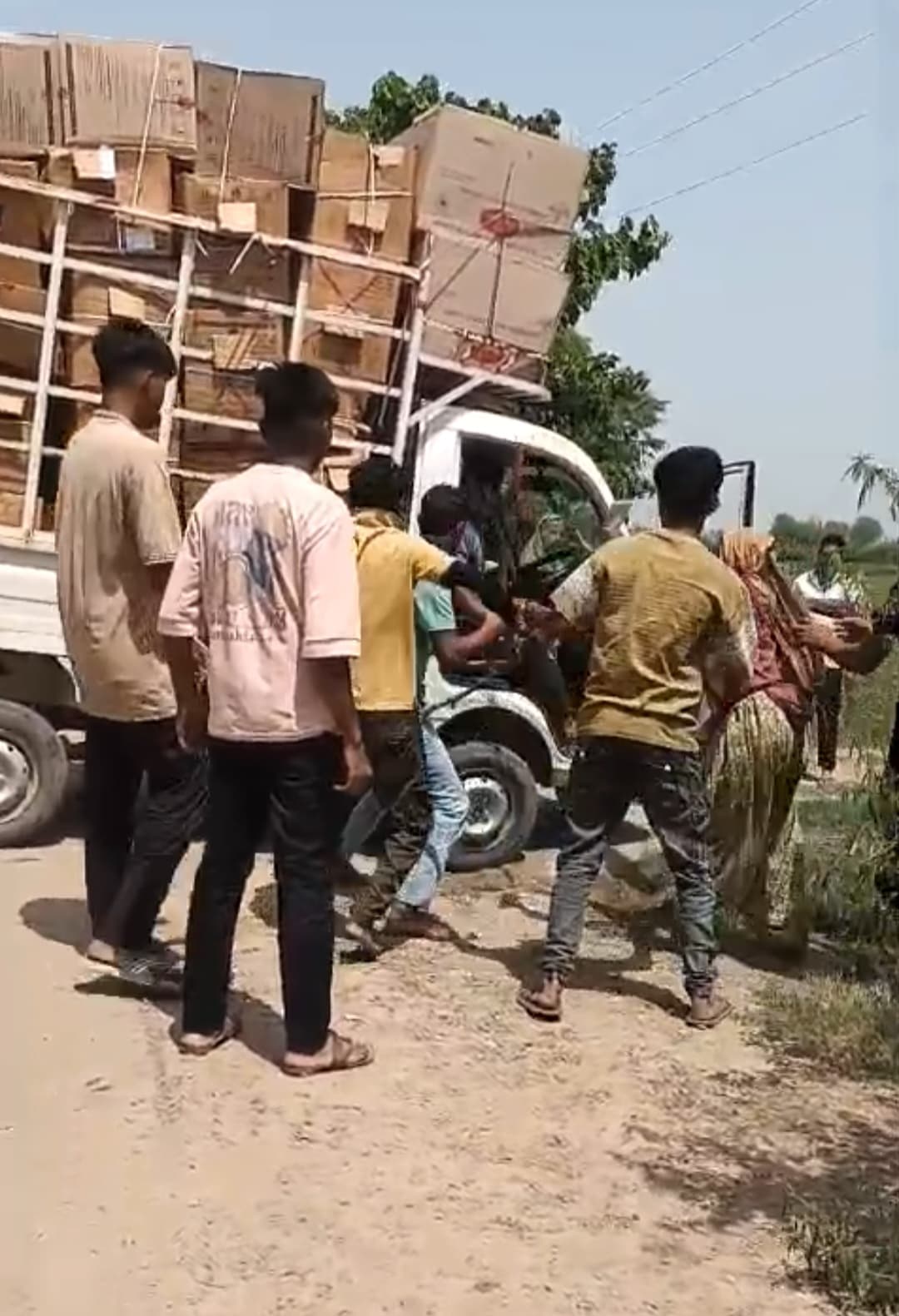 Baghpat Assault-सरेराह नमकीन बेचने वाले से मारपीट