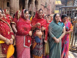 Banke Bihari Corridor- गोस्वामी और स्थानीय व्यापारी परिवार की महिलाएं नंगे पैर दूध की धार से परिक्रमा की
