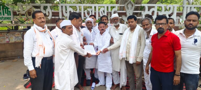 Electricity Price Hike Firozabad-कांग्रेस का गांधी पार्क में धरना