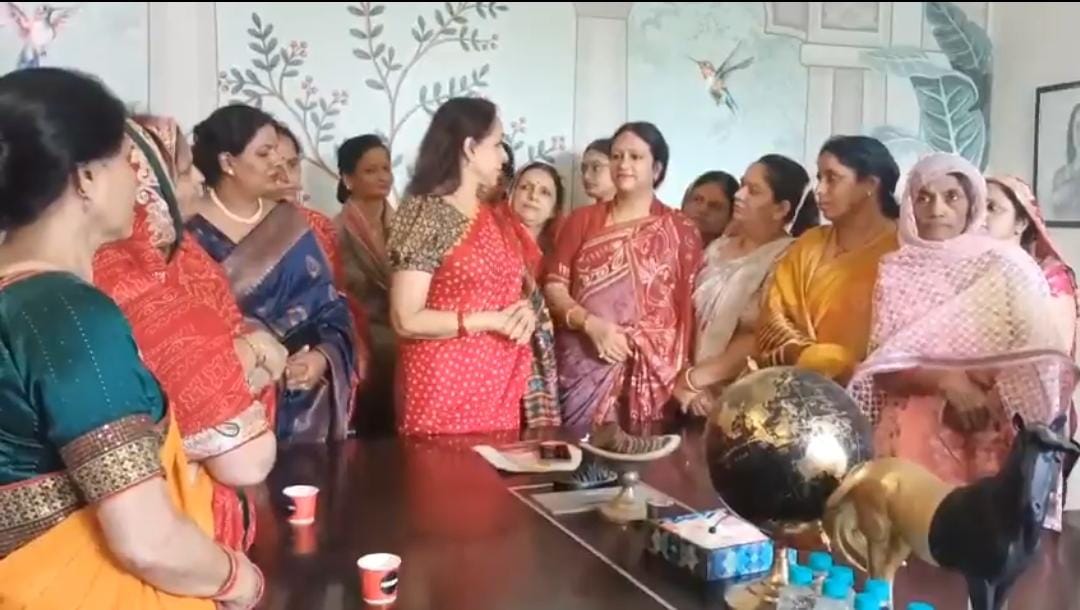 Vrindavan Corridor Protest: सांसद को घेरा, गोस्वामी महिलाएं बोलीं – हमे ‘कॉरिडोर’ नहीं, श्रद्धा चाहिए!