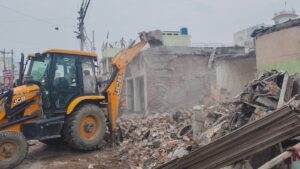 Bulldozer Action in Sambhal: मंदिर हटाया, दुकानें उड़ाईं