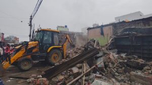 Bulldozer Action in Sambhal: इस्लामनगर चौराहे पर अवैध अतिक्रमण ढहाए गए