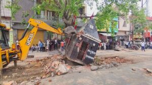 Bulldozer Action in Sambhal:इस्लामनगर चौराहे पर योगी का हथौड़ा
