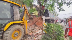 Bulldozer Action in Sambhal ने बहजोई की सड़कों से धूल झाड़ दी
