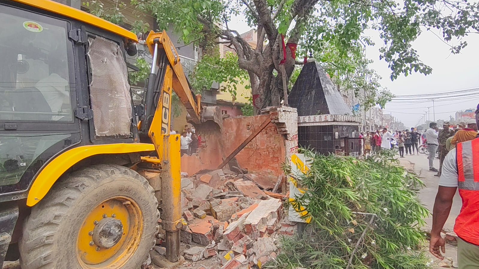 Bulldozer Action in Sambhal ने बहजोई की सड़कों से धूल झाड़ दी