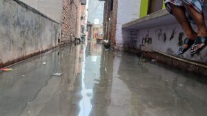 Firozabad rain में वार्ड नंबर 47 बना तालाब
