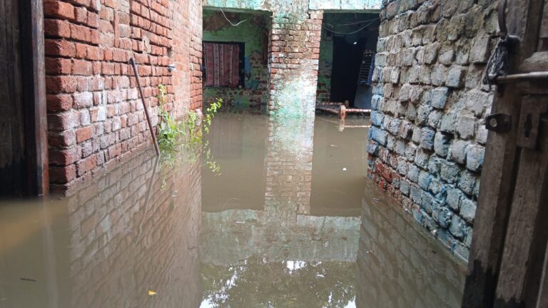 Firozabad rain में वार्ड नंबर 47 बना तालाब