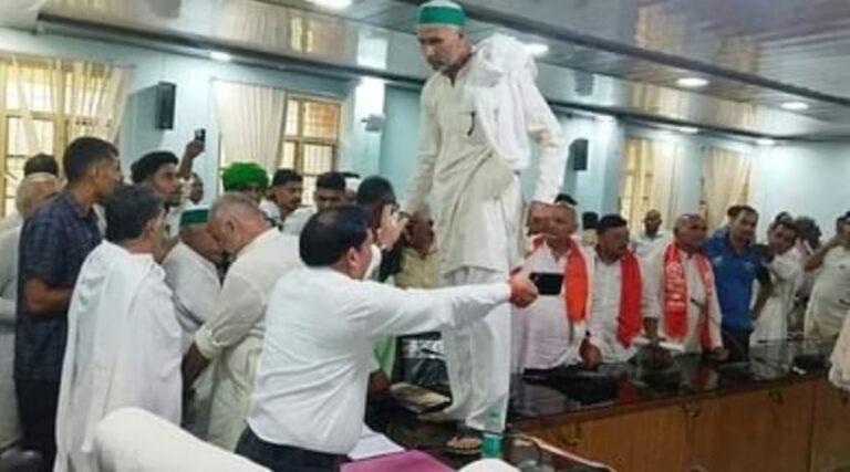 किसानों की बैठक में हंगामा