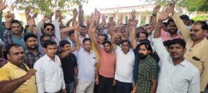 Fertilizer Vendor Protest: संभल में विक्रेताओं का हंगामा