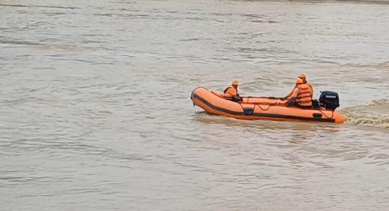 Balrampur Missing Girl: नदी किनारे मिला चप्पल, गांव में हड़कंप