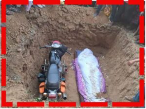 Gujarat: Kheda में युवक को Bike के साथ दफनाकर दी अंतिम विदाई