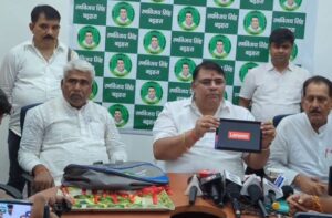 Badhara Election-जेडीयू के पूर्व एमएलसी रणविजय सिंह ने बेटियों को बांटा टेबलेट