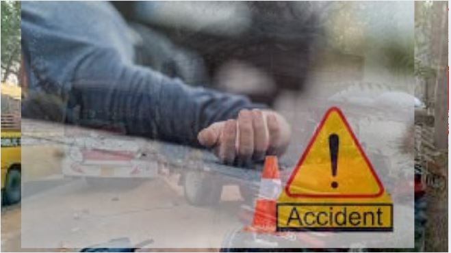 Tractor Trolley Accident: एटा से आगरा जा रही बस ट्रैक्टर ट्रॉली से टकराई