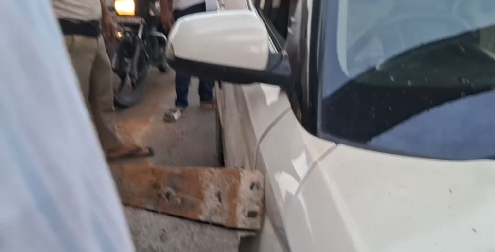 Moradabad Accident: कार पर गिरा पुल का गाटर