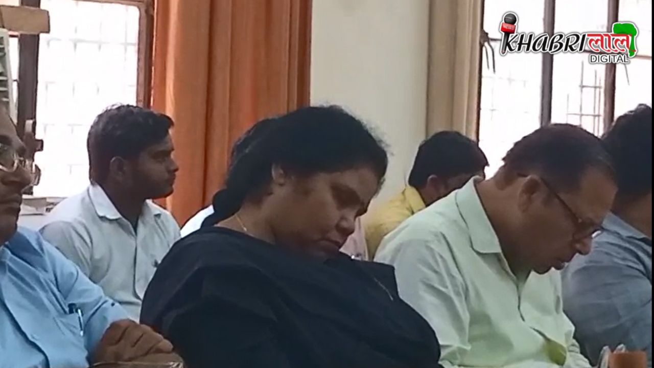 Firozabad News: समाधान दिवस में मैम साहब की झपकी ने महफिल लूट ली, संवेदनशीलता पर उठ रहे सवाल