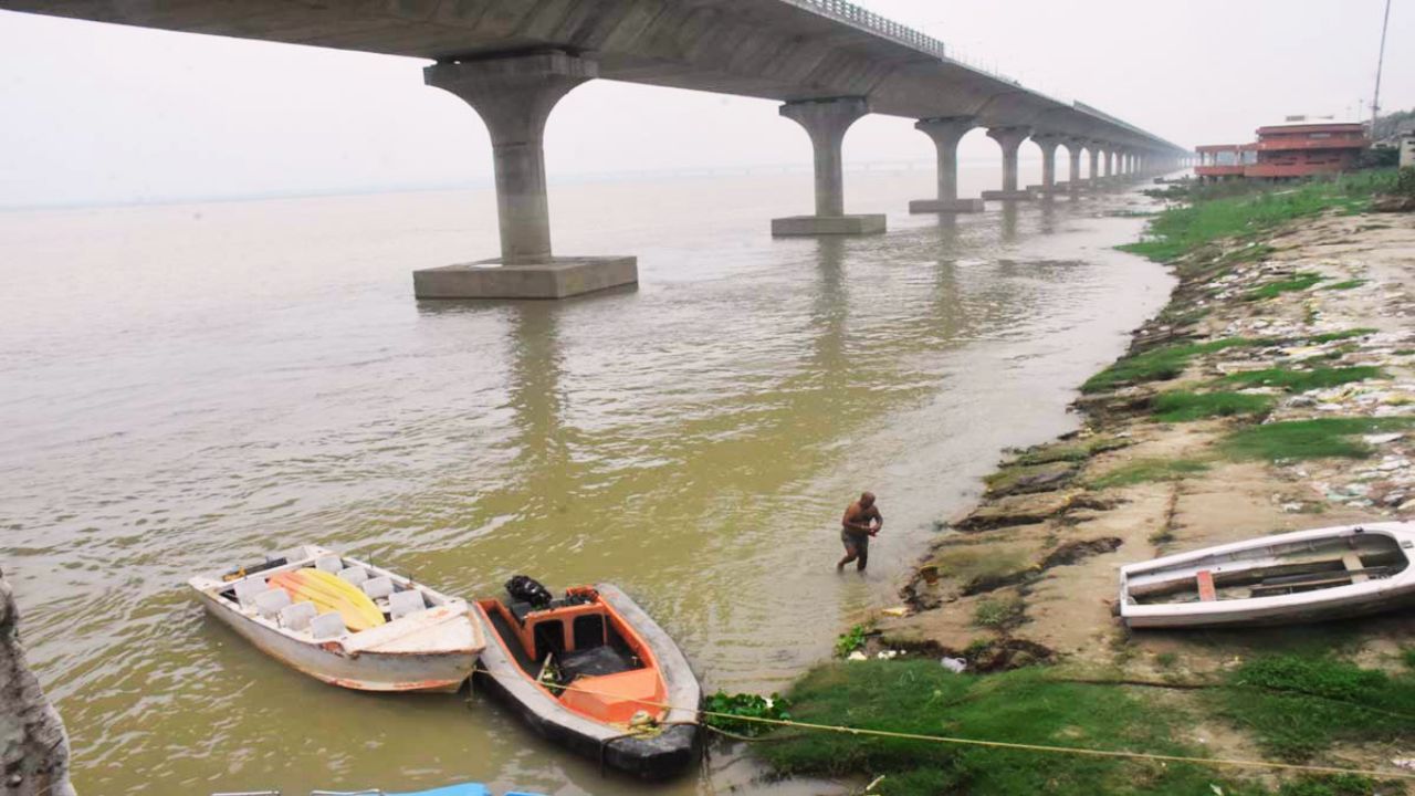 बिहार में गंगा में बढ़ रहा पानी - कई जिलों में बढ़ा बाढ़ का खतरा - सरकार ने किया हाई अलर्ट जारी
