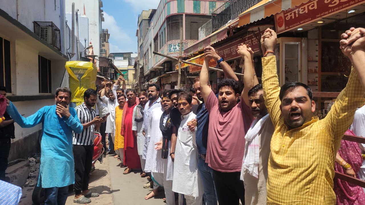 Banke Bihari Corridor Brajvasis are ready to lay down corpses to protect the Kunj lanes