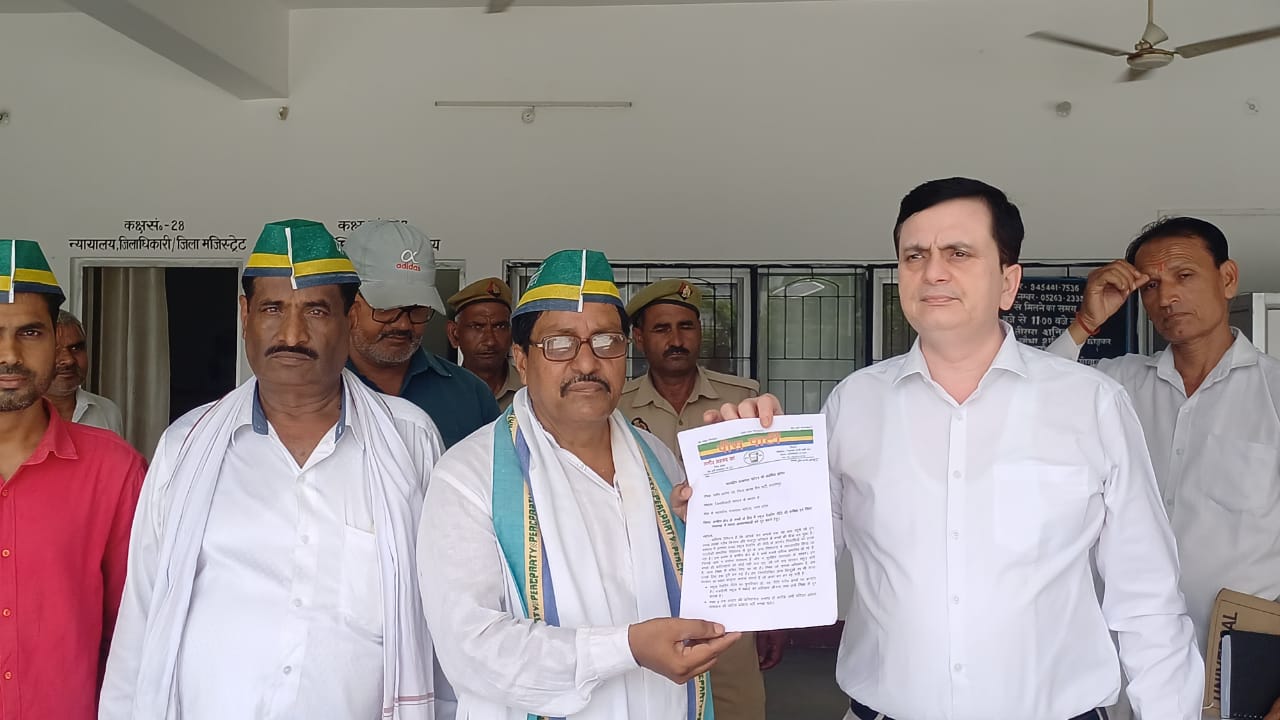 Balrampur School Closure-पीस पार्टी ने खोला मोर्चा