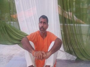 Banda News: DM साहब के निर्देश, फिर भी नहीं हुई कोई कार्रवाई, आमरण अनशन पर बैठा पीड़ित !