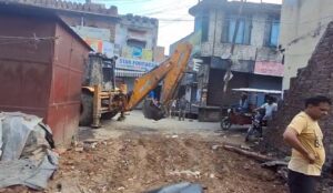 संभल Alambazar: परंपरा या रोज़ी पर चोट?