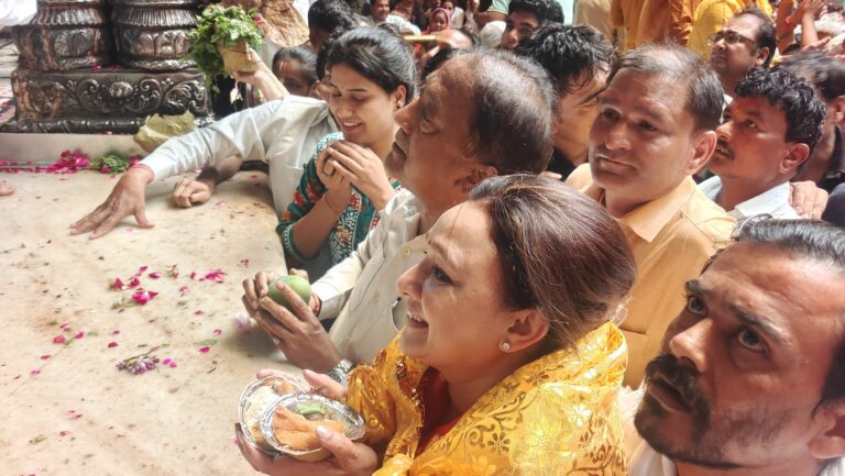 Corridor में आस्था बनाम सत्ता का तमाशा