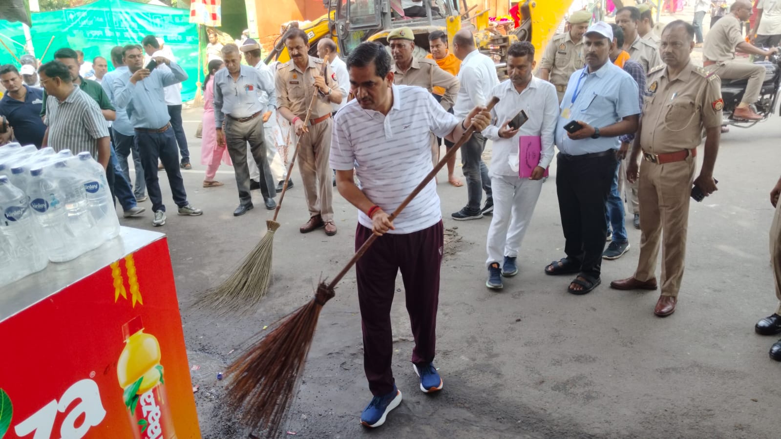 Swachh Braj : डीएम की झाड़ू और गोवर्धन की परिक्रमा!”