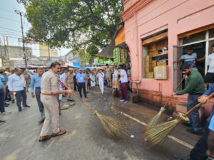 Swachh Braj : डीएम की झाड़ू और गोवर्धन की परिक्रमा!”