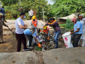 Swachh Braj : डीएम की झाड़ू और गोवर्धन की परिक्रमा!”
