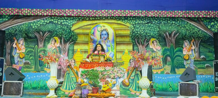 Radha Kishori Seva Dham में श्रद्धालुओं की भक्ति