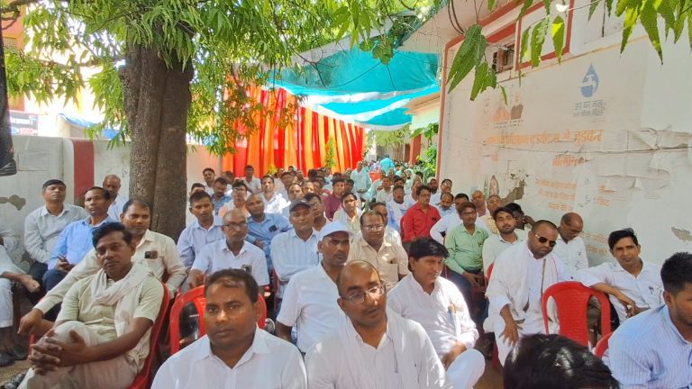 School Merger Protest:-गाजीपुर