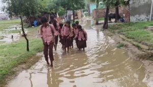School Muddy Road-फतेहाबाद में कीचड़ वाली सड़क