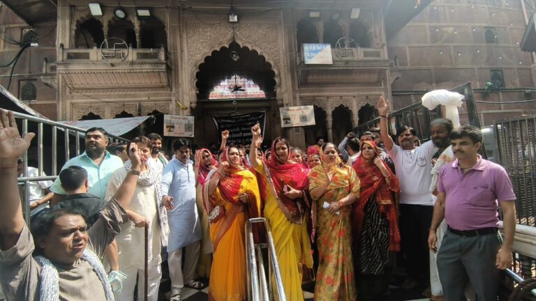 “VIP Darshan Ban: ठाकुर जी अब VIP भक्तों से तौबा!”