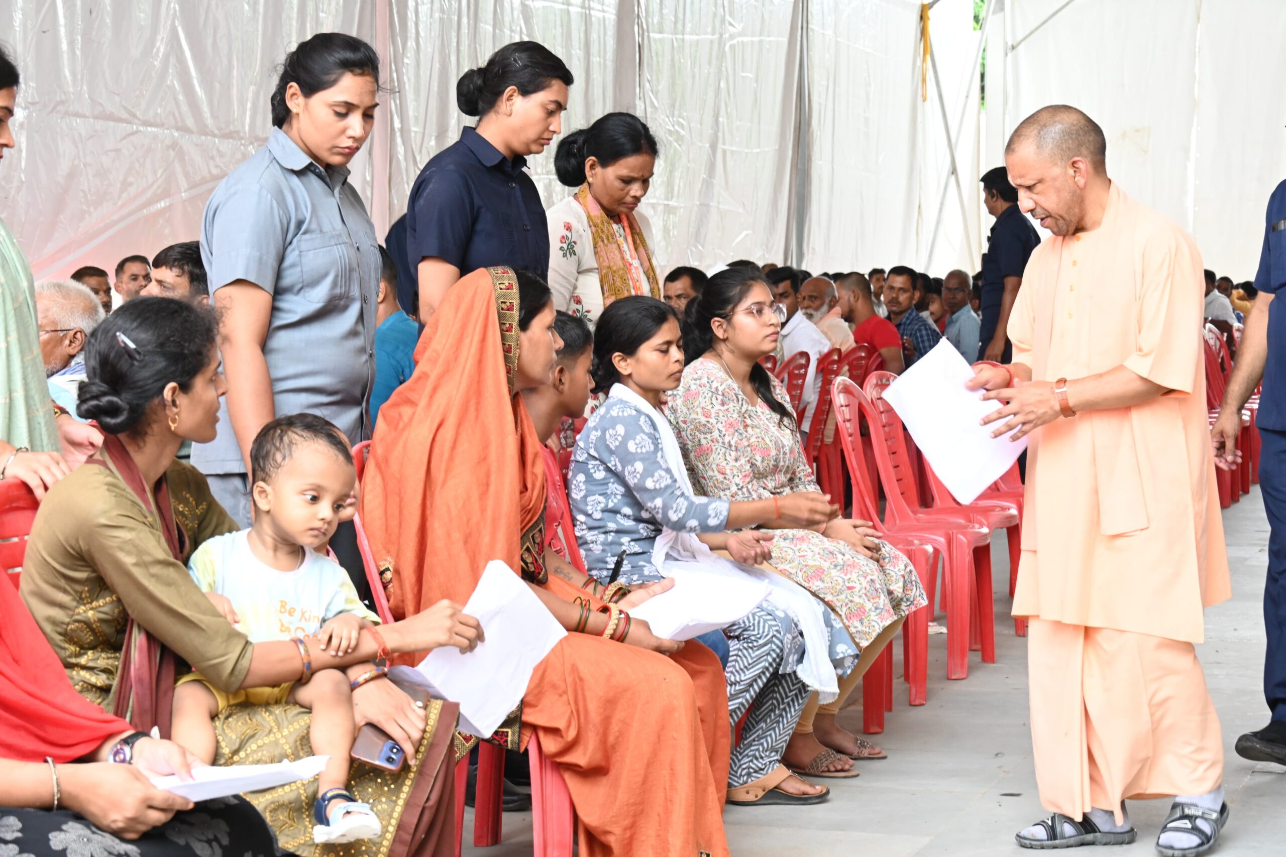 CM Yogi Janata Darshan में गोरखनाथ मंदिर पहुंचे सैकड़ों फरियादियों को मिला भरोसा और राहत। CM Yogi ने जनता की समस्याएं सुनीं, अफसरों को त्वरित निस्तारण के आदेश दिए। पढ़िए कैसे CM Yogi Janata Darshan बना उम्मीद का नया मंदिर।