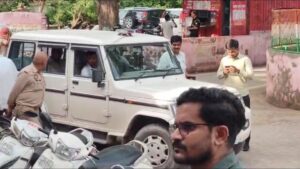 Mathura News: रंगे हाथ धर लिए गए बड़े साहब, अब खुलेगी पोल !