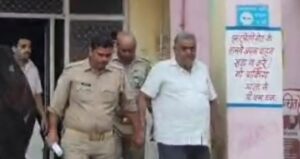 Mathura News: रंगे हाथ धर लिए गए बड़े साहब, अब खुलेगी पोल !