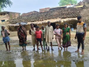 Banda News: 6 महीने पुरानी सड़क बनी दल-दल, खुल गई सबकी पोल !