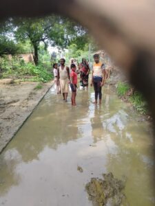 Banda News: 6 महीने पुरानी सड़क बनी दल-दल, खुल गई सबकी पोल !