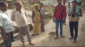 Banda News: 6 महीने पुरानी सड़क बनी दल-दल, खुल गई सबकी पोल !