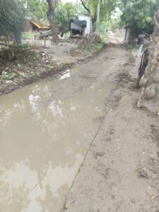 Banda News: बांदा में 'विकास' तो कीचड़ में जमकर गोते लगा रहा है !