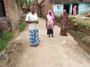 Banda News: बांदा में 'विकास' तो कीचड़ में जमकर गोते लगा रहा है !