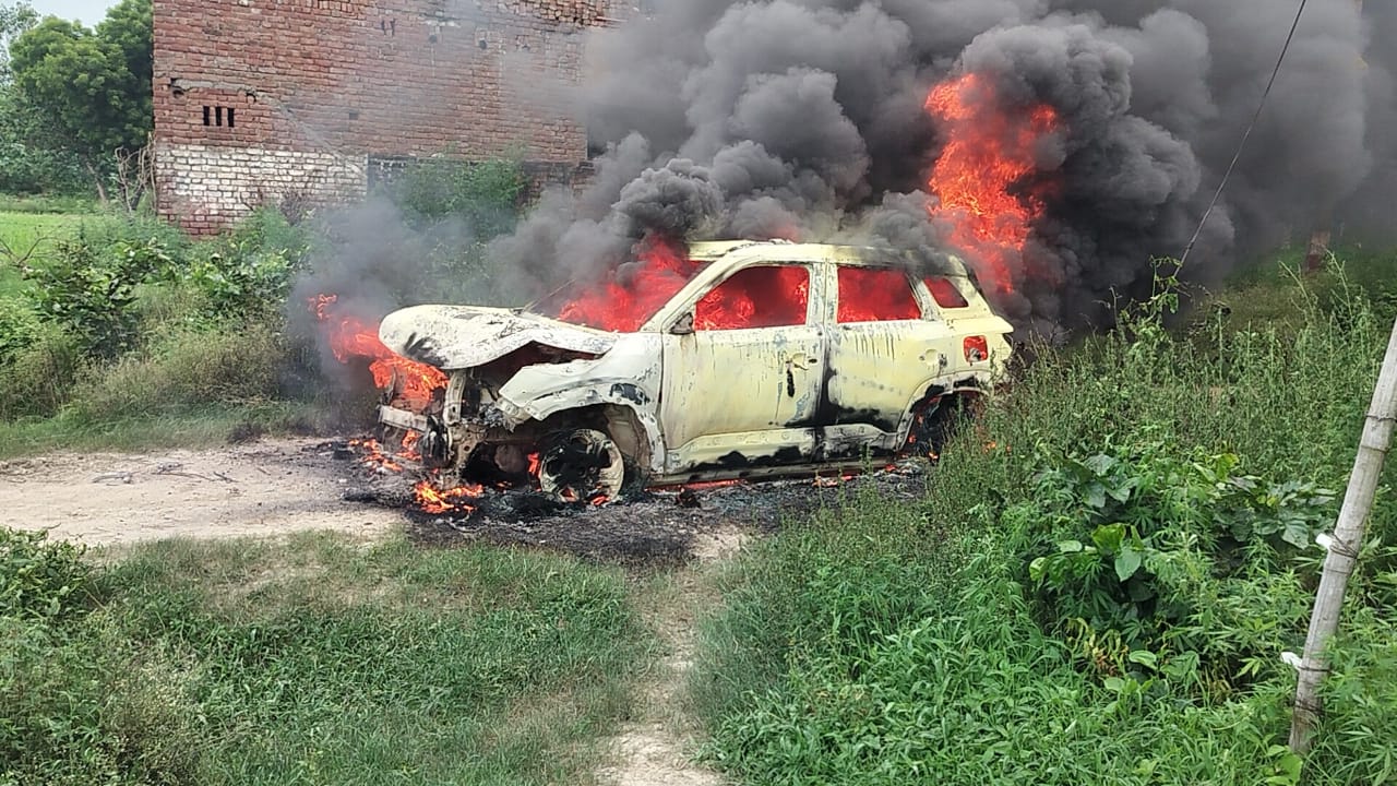 : CNG Car Fire Firozabad: आग से झुलसी ब्रेज़ा-