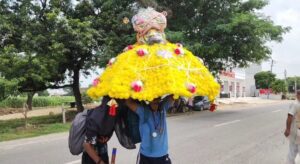 Baghpat News: हेलमेट में प्रकट हुए खाटूश्याम, फिर भक्त ने उठाई अद्भुत कांवड़ !